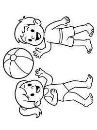 Dos niños jugando con una pelota de playa